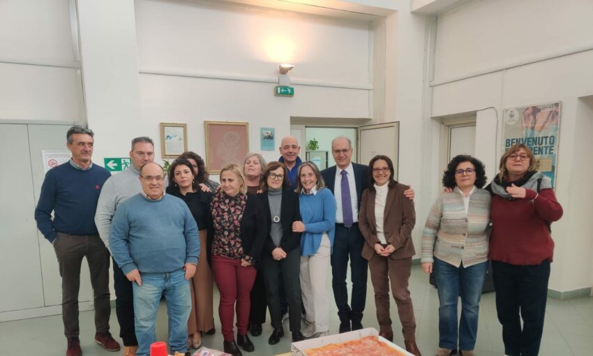 Il sindaco di Lamezia Terme con il personale amministrativo della Gatti-Manzoni-Augruso